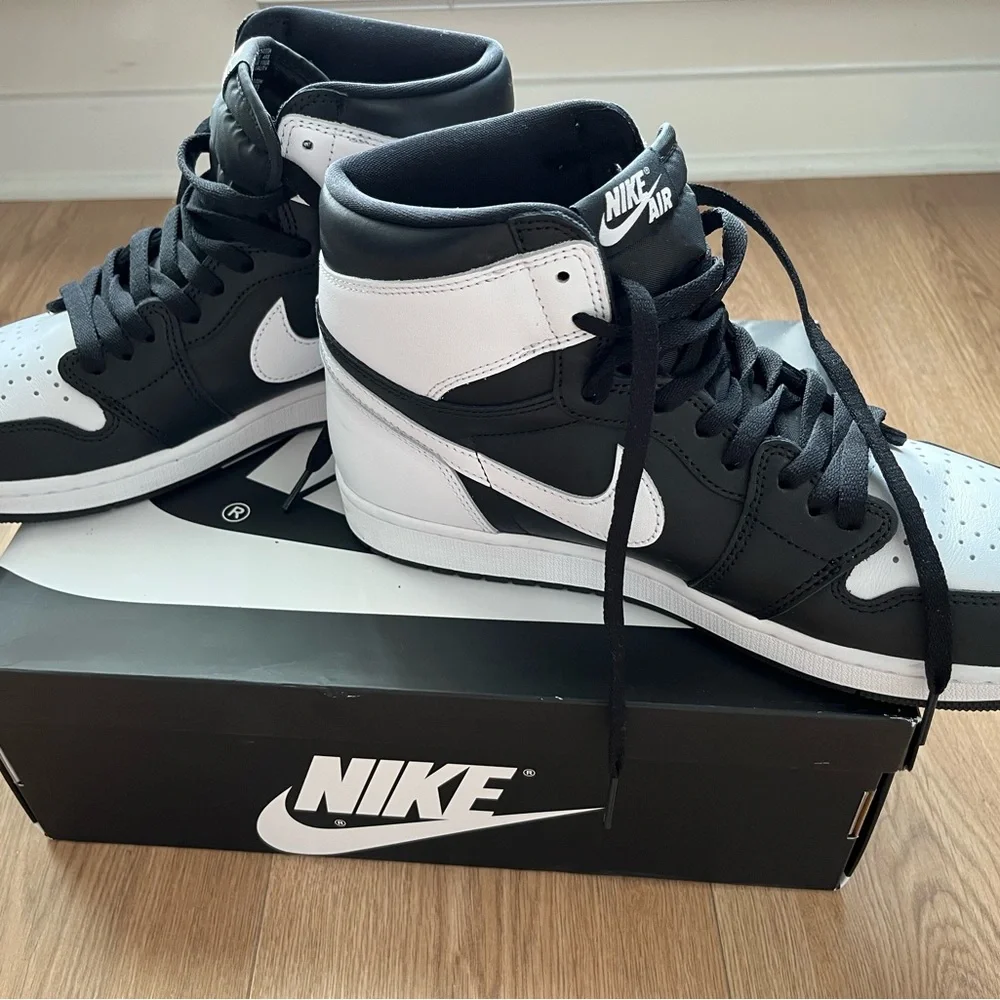 Air Jordan 1 Retro High OG "Black & White" - Picture 7 of 9